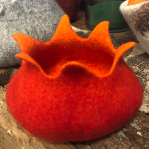 rote Filzschale aus Alpakawolle
